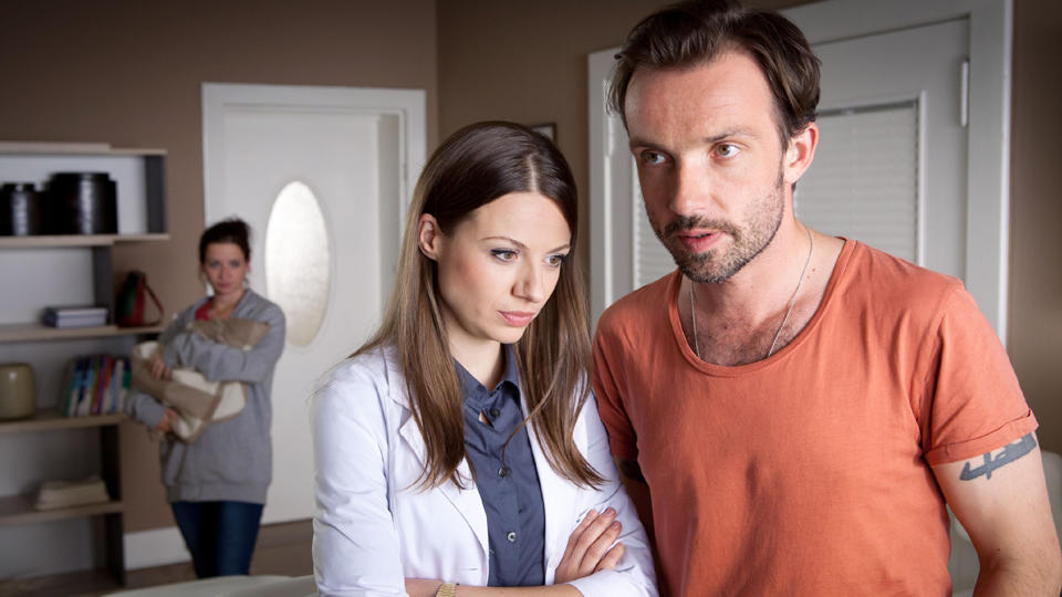 Cool, cooler, Dr. Adam Julia Hartmann und Lucas Gregorowicz in "Schmidt - Chaos auf Rezept"