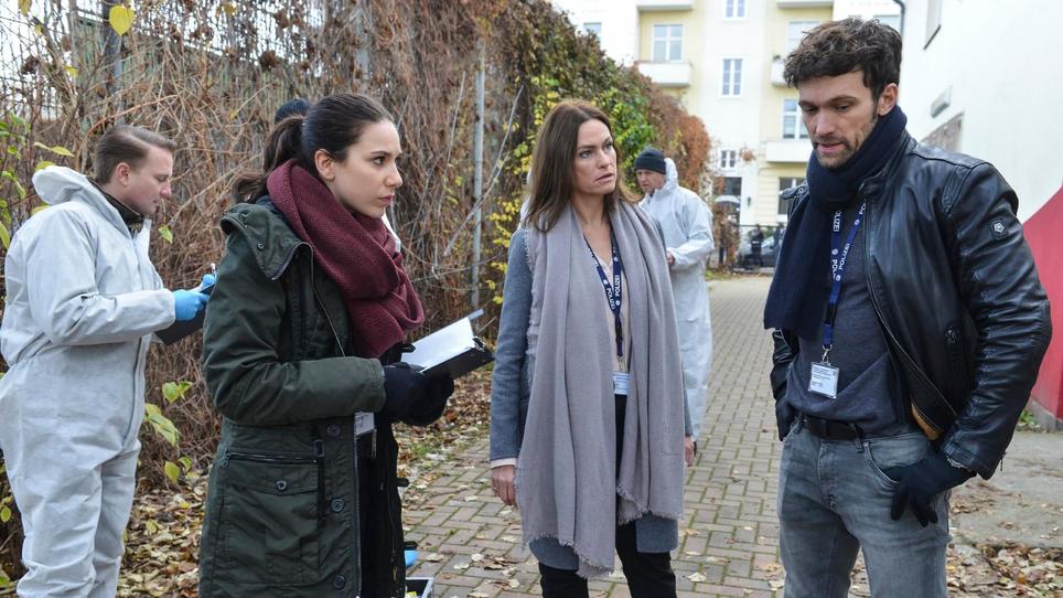 Tatverdacht – Team Frankfurt ermittelt Sonja (Natalja Joselewitsch), Elke (Nina Kronjäger) und Alexander Mirkovic (Aleksandar Radenkovic) ermitteln in der neuen Serie "Tatverdacht".