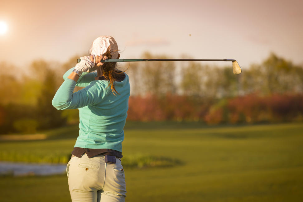 Frau spielt Golf Frau spielt Golf