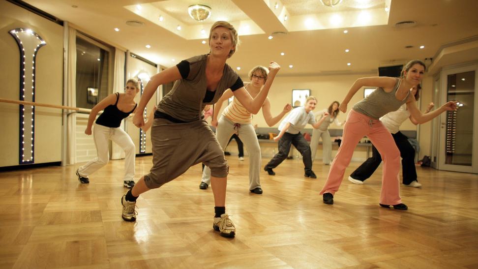 Gruppe von Frauen tanzt eine HipHop-Chroeografie. Gruppe von Frauen tanzt eine HipHop-Chroeografie.