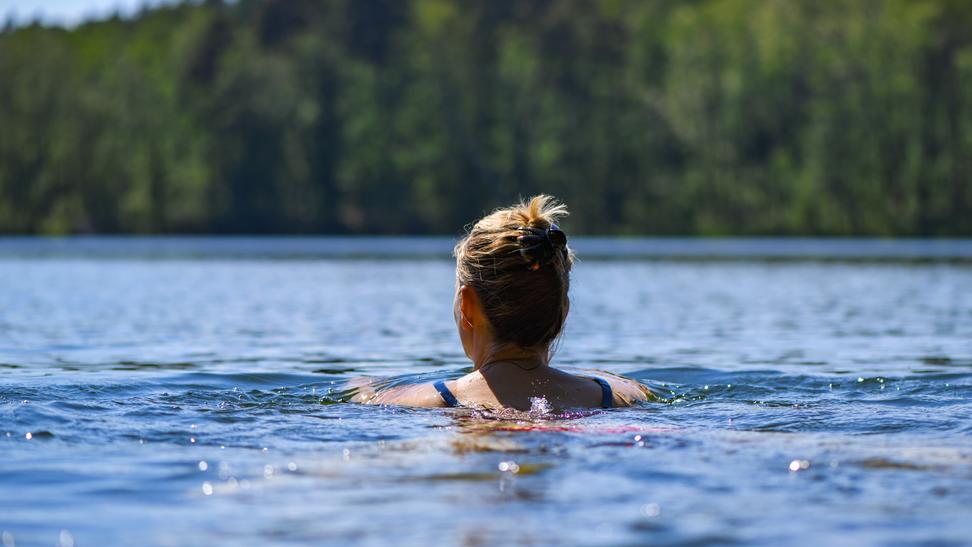 Frau schwimmt gemütlich im See Frau schwimmt gemütlich im See