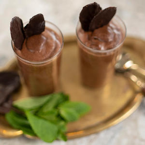 Schnelle Schokoladenmousse mit Minz-Deko