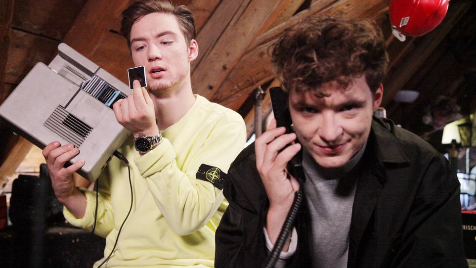 Die Lochis entdecken Dinge auf dem Dachboden Die Lochis entdecken Dinge auf dem Dachboden