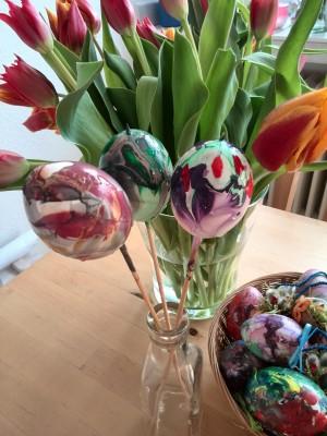 MAG DIY Eier färben mit Nagellack MAG DIY Eier färben mit Nagellack