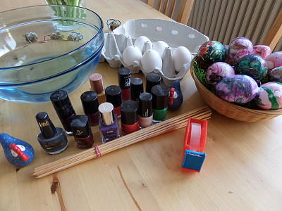 MAG DIY Eier färben mit Nagellack MAG DIY Eier färben mit Nagellack