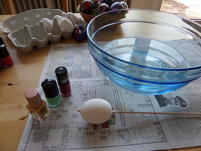 MAG DIY Eier färben mit Nagellack MAG DIY Eier färben mit Nagellack