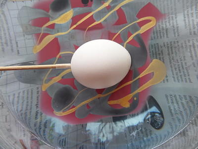 MAG DIY Eier färben mit Nagellack MAG DIY Eier färben mit Nagellack