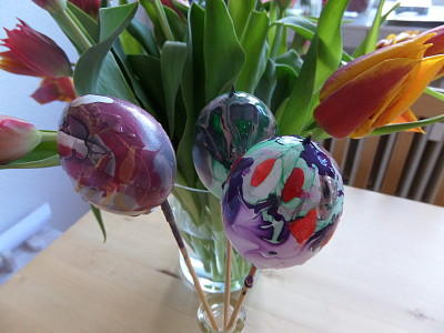 MAG DIY Eier färben mit Nagellack MAG DIY Eier färben mit Nagellack
