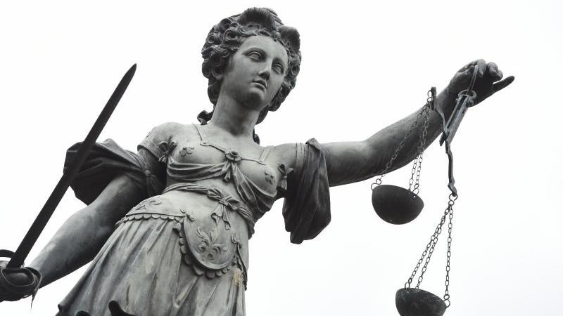 Internet-Knoten klagt gegen Fernmeldeüberwachung des BND Eine Bronzestatue der Justitia