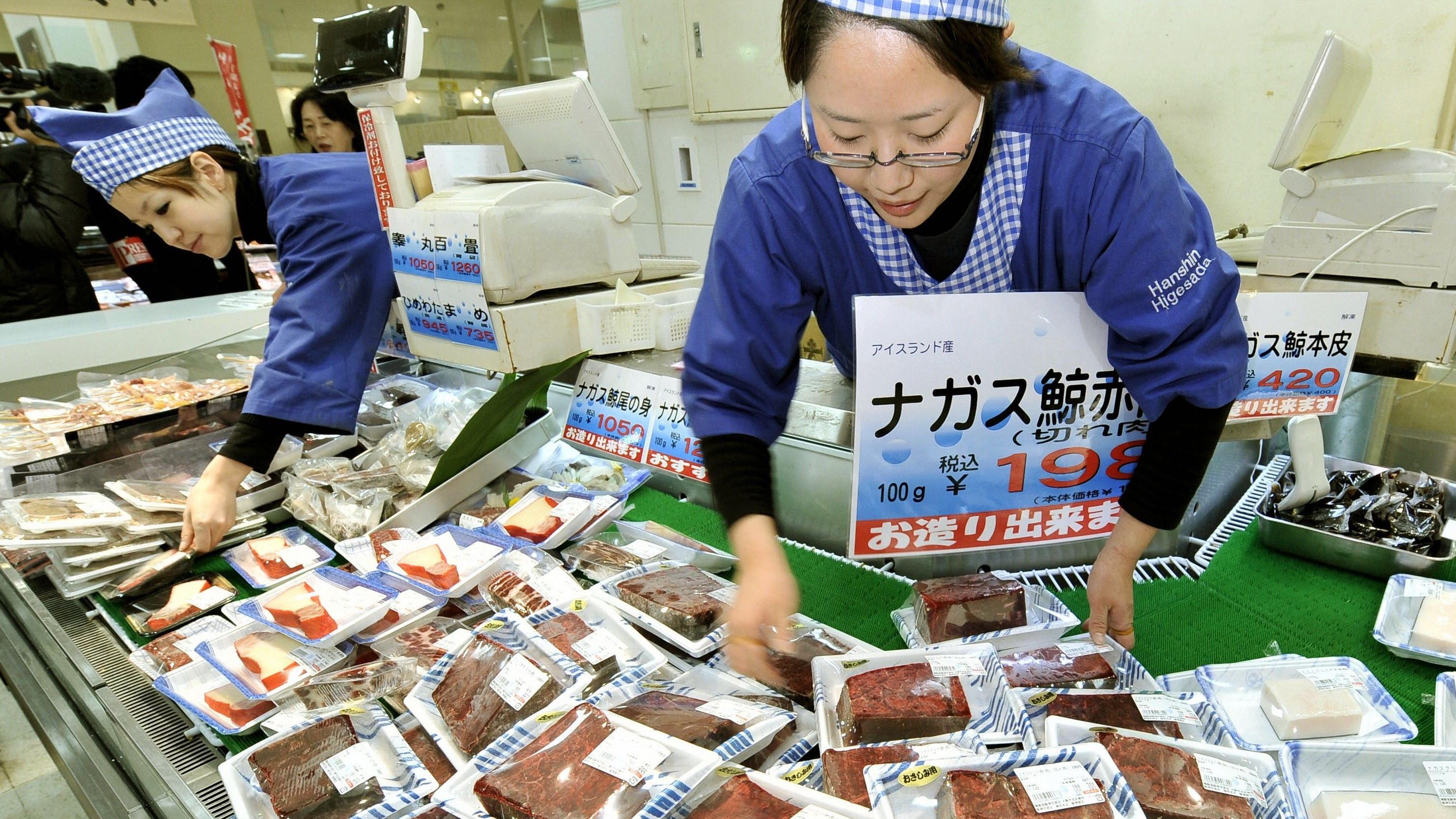 Japan tötet über 120 schwangere Wale für "Forschung" TOKYO, Japan - Whale meat is sold at an Osaka department store in January 2011. Three-quarters of more than 1,200 tons of meat from whales caught during Japan's self-described "research whaling" activities in the Northwest Pacific remains unsold, alt