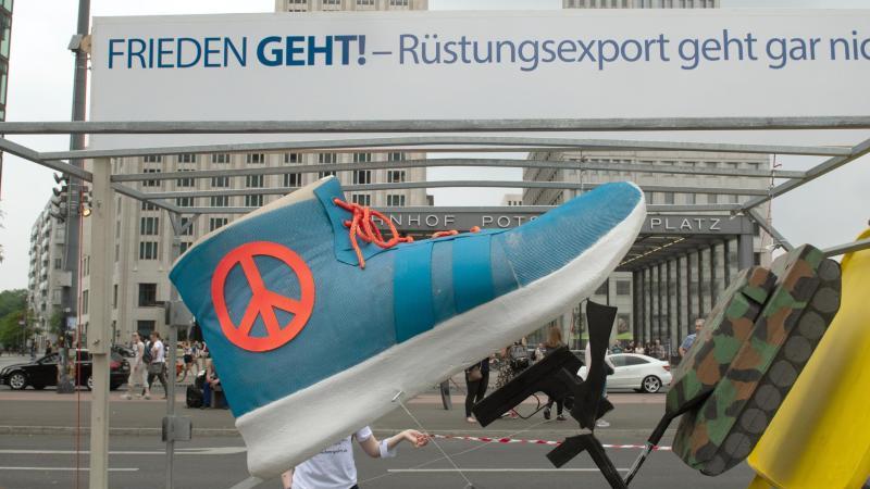 Rüstungsgegner nach 1100-Kilometer-Staffellauf am Bundestag Staffellauf gegen Rüstungsexporte