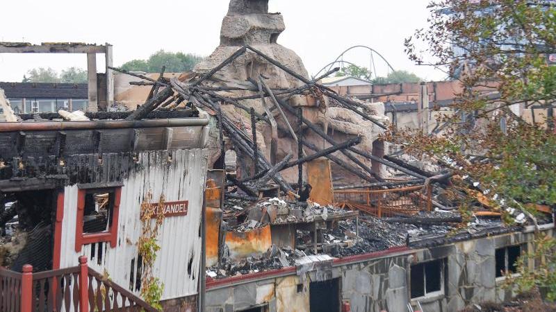Ursache für Großbrand in Europapark wohl technischer Defekt Verkohlte Überreste eines Gebäudes im Europa-Park