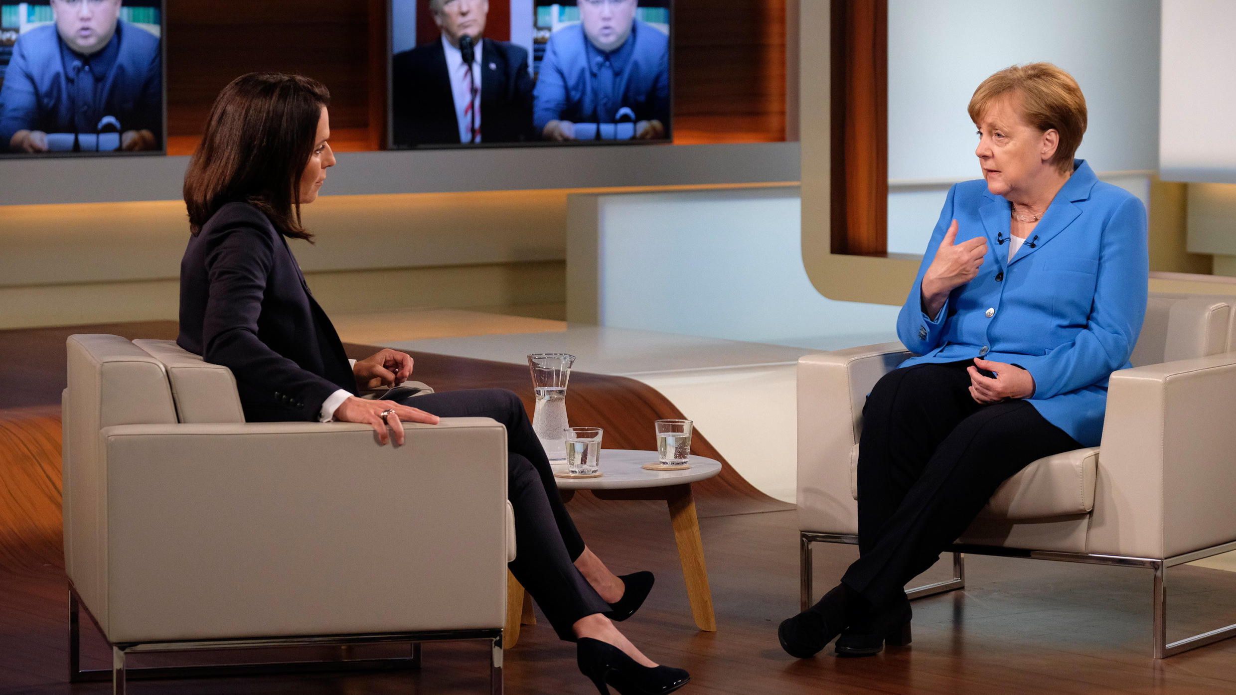 Kanzlerin Angela Merkel spricht sich für schnellere Abschiebungen von abgelehnten Asylbewerbern aus 10.06.2018, Deutschland, Berlin. Bundeskanzlerin Angela Merkel (r, CDU) ist nach dem G7-Gipfel zu Gast in der ARD-Sendung «Anne Will». Foto: Wolfgang Borrs/NDR/dpa - ACHTUNG: Nur zur redaktionellen Verwendung im engen inhaltlichen Zusammenh