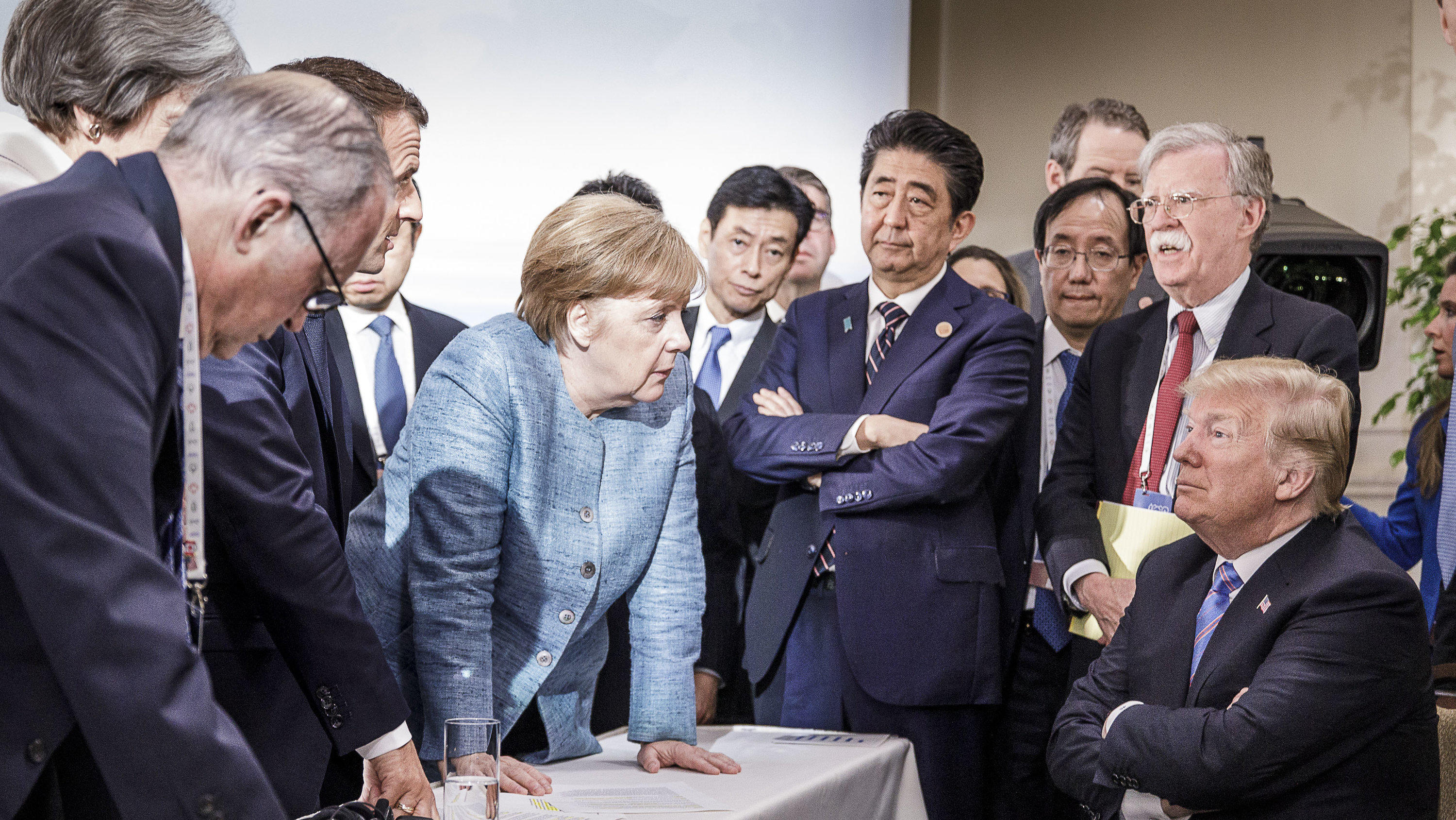 Kanzlerin Angela Merkel spricht sich für schnellere Abschiebungen von abgelehnten Asylbewerbern aus HANDOUT - 09.06.2018, Charlevoix, La Malbaie, Quebec, Kanada: Bundeskanzlerin Angela Merkel (CDU, M) spricht mit US-Präsident Donald Trump (r) während der Beratungen am Rande der offiziellen Tagesordnung. Emmanuel Macron (2.v.l), Präsident von Frankr