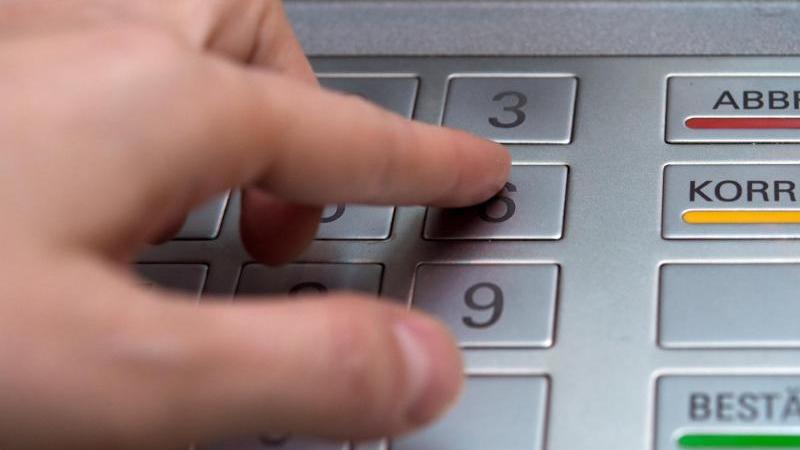 Banken verlangen Mindestbetrag für Geldabhebung Mindestbetrag für Geldabhebung