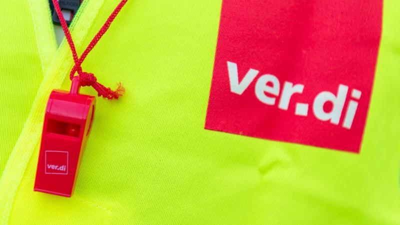 Warnstreiks im Nahverkehr in bayerischen Städten Eine Warnweste mit dem Verdi-Logo und eine rote Pfeife