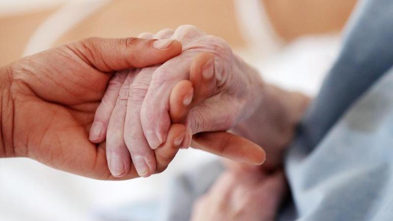 Bei Versorgung Sterbender gibt es Probleme auf dem Land Pflege alter Menschen
