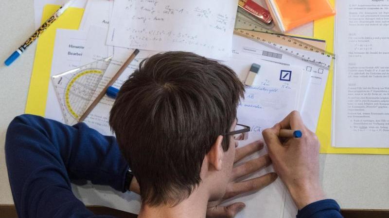 Schüler knobeln bei der Mathe-Olympiade um den Titel Bundesfinale der Mathematik-Olympiade