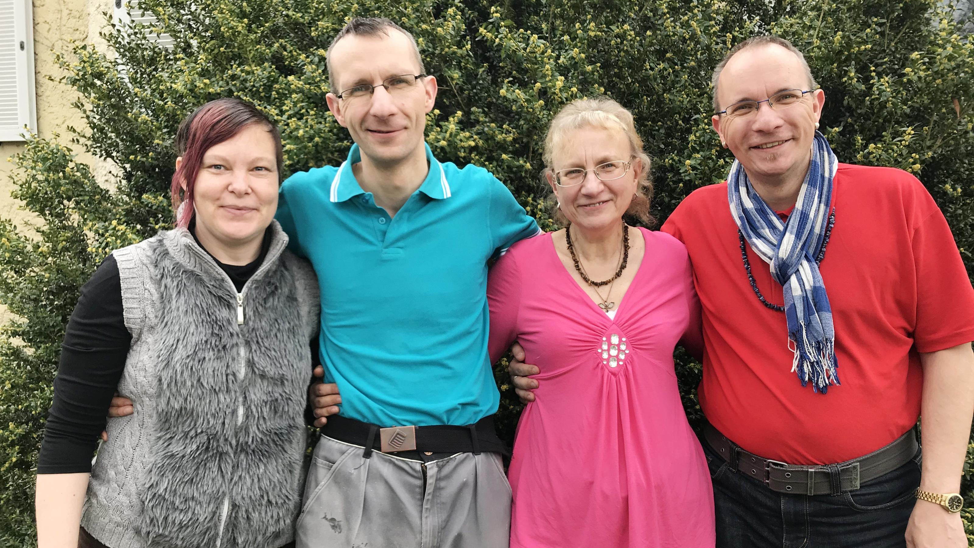 Schwiegertochter gesucht 2019: Diese Söhne wollen von Vera Int-Veen verkuppelt werden Systemgastronom Guido (2.v.l.) und seine Anke (l.) sind nach wie vor verliebt wie am ersten Tag - und nicht nur das: Schon bald wird ein Baby das himmlische Liebesglück krönen! Mama Sigrid (2.v.r.) und Bruder Heiko (r.) stehen dem Paar unterstützend