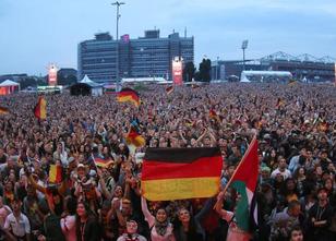 Zum Auftaktspiel der deutschen Nationalmannschaft gegen Mexiko bei der Fußb... weiterlesen
