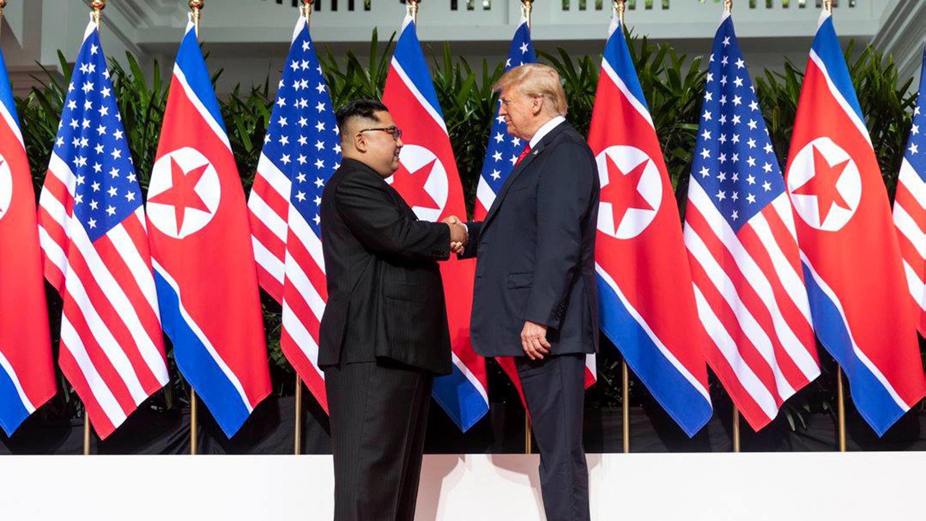 Bizarrer Hollywood-Film: Trump irritiert mit Werbetrailer für Kim News Bilder des Tages US President Donald Trump shakes hands with North Korean leader Kim Jong Un on June 12, 2018, at Singapore s Capella Hotel in what is the first meeting between a sitting U.S. president and a North Korean leader. White House PU