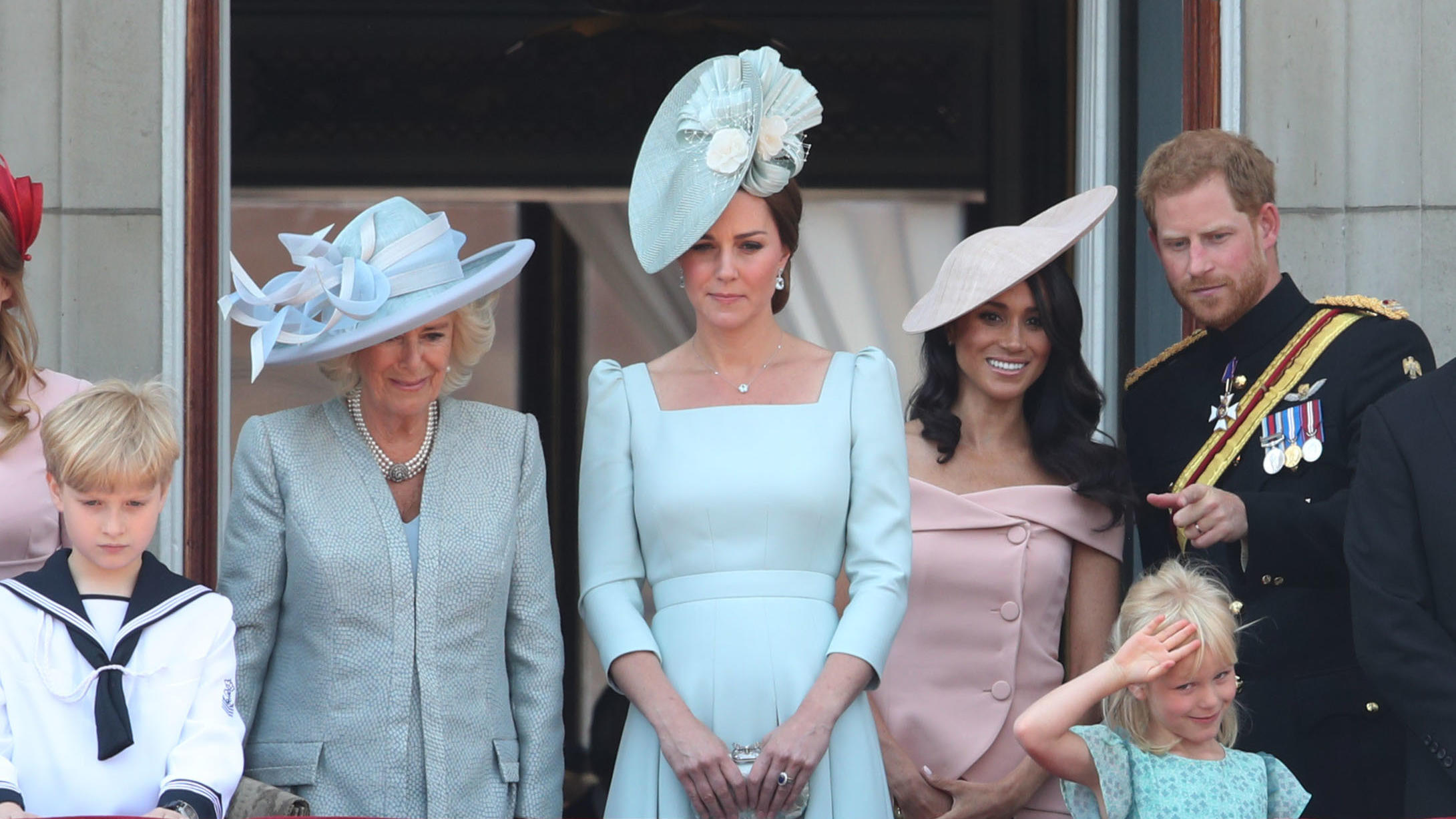 "Trooping the Colour": Warum stand Herzogin Meghan nur in der zweiten Reihe? Bei "Trooping the Colour". Herzogin Meghan nur in der zweiten Reihe