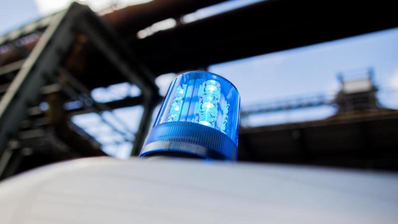 Mit drei Haftbefehlen Gesuchter gefasst Ein Blaulicht der Polizei