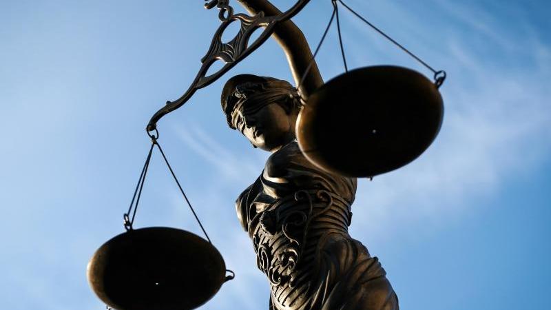 Mann soll geistig behindertes Mädchen vergewaltigt haben Eine Statue der Justizia