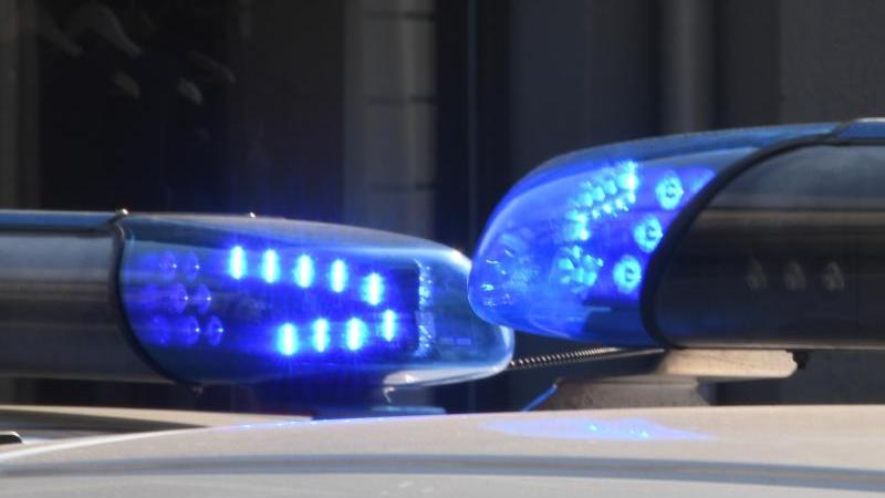 Staatsschutz beschlagnahmt Computer kurdischer Aktivisten Blaulichter der Polizei