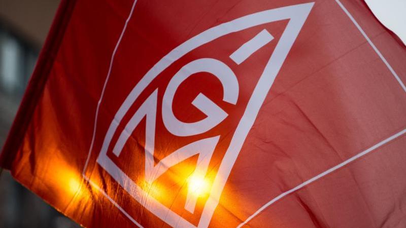 Neue Halberg Guss: Verhandlungen für gescheitert Eine Fahne mit dem Logo der IG Metall