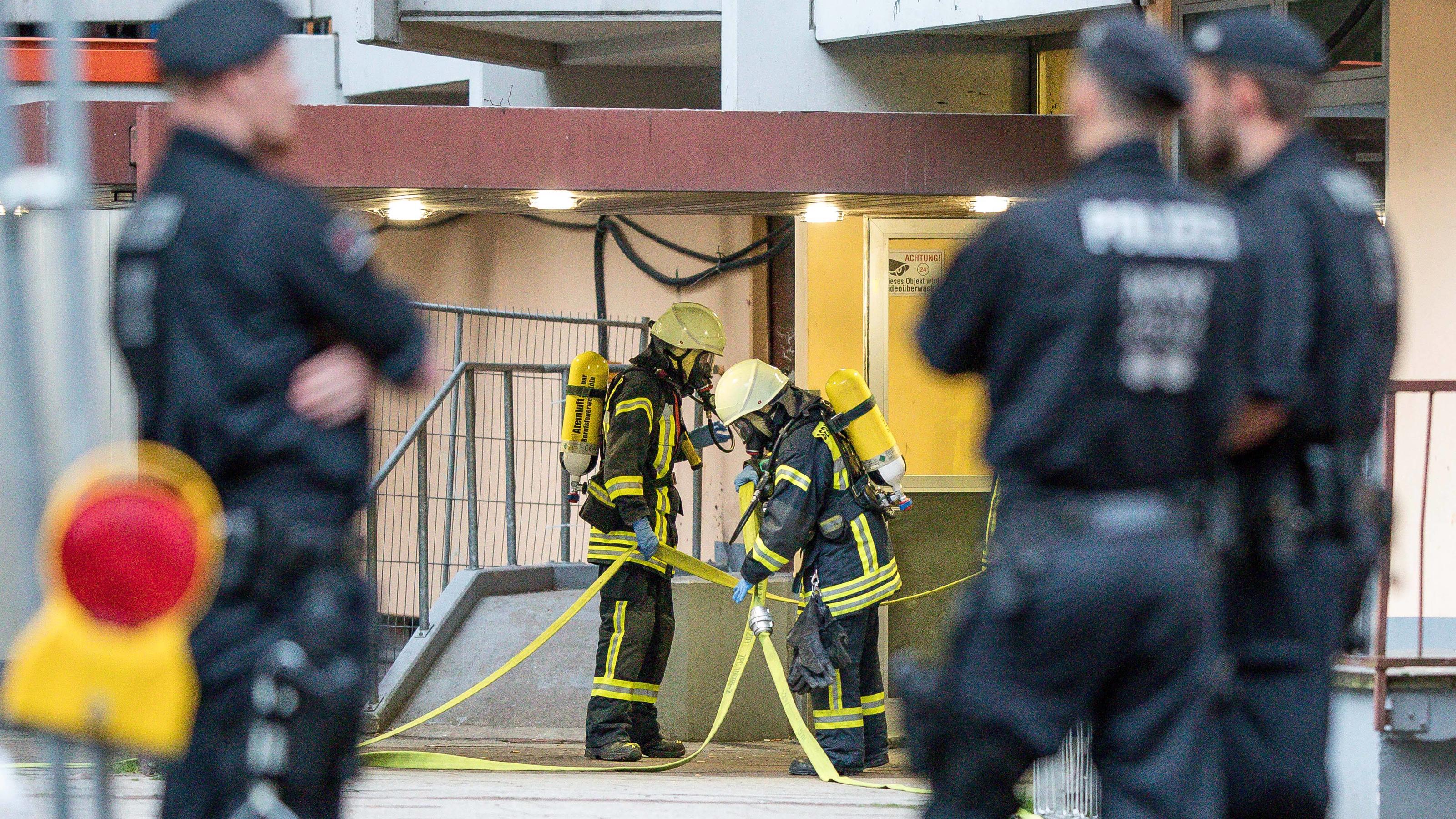 Terror-Verdacht in Köln-Chorweiler: Verdächtiger baute Bio-Waffen mit hochgiftigem Rizin Koeln Polizei, SEK, Einsatz, Terror, Verdacht Toxische Substanzen, Mann in Chorweiler festgenommen, Generalbundesanwalt ermittelt, Polizeieinsatz bei 29-jaehrigem Tunesier, Polizei, Feuerwehr Koeln und Feuerwehr Essen, SEK, Analytische Task Force war