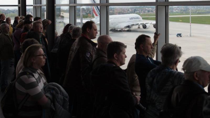 Flughafen verkürzt Wartezeiten: Fußball-WM und Kickertisch Wartende Menschen am Flughafen Dresden