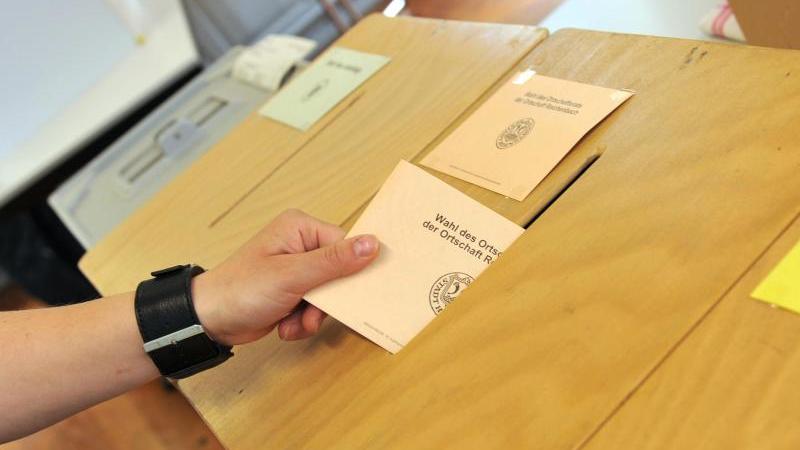Bundesverwaltungsgericht bestätigt Wahlrecht für 16-Jährige Ein Mann wirft einen Stimmzettel in die Wahlurne
