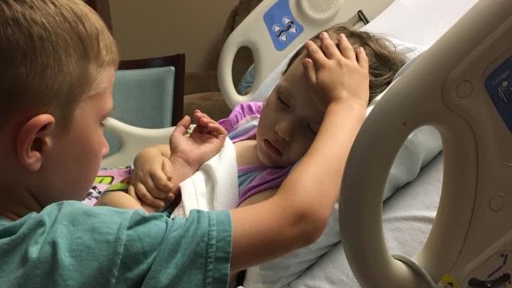 Bewegende Geschwisterliebe: Addy (4) hat Krebs – ihr Bruder Jackson (6) hält ihre Hand, bis sie stirbt Jackson (6) am Krankenbett seiner Schwester Addy