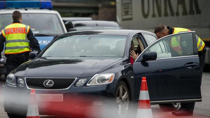 Könnte der Asylstreit die Regierung sprengen? Schleuser
