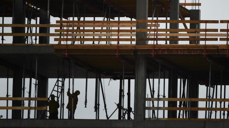 Vier Jahre Haft nach Messerattacke auf Baustelle Arbeiter auf einer Baustelle in Frankfurt am Main
