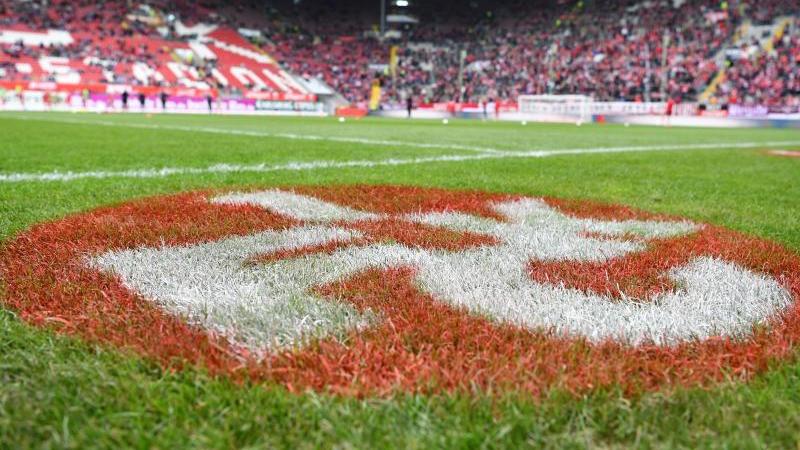 FCK verpflichtet Abwehrspieler Kevin Kraus aus Heidenheim Das Logo des 1. FC Kaiserslautern auf dem Spielfeld