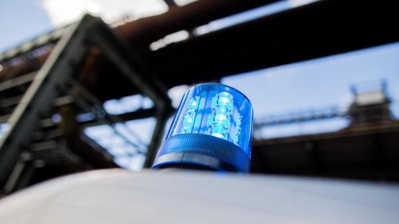Streit um einen Euro eskaliert: Zwei Männer verletzt Polizei