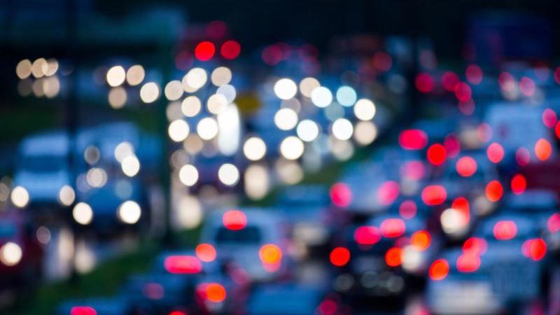 Autobahn 40 bei Bochum wieder frei: Lkw geborgen Stau