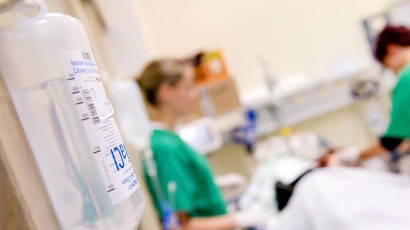 Neues Saar-Krankenhausgesetz soll bessere Pflege sichern Medizinisches Personal versorgt einen Patienten