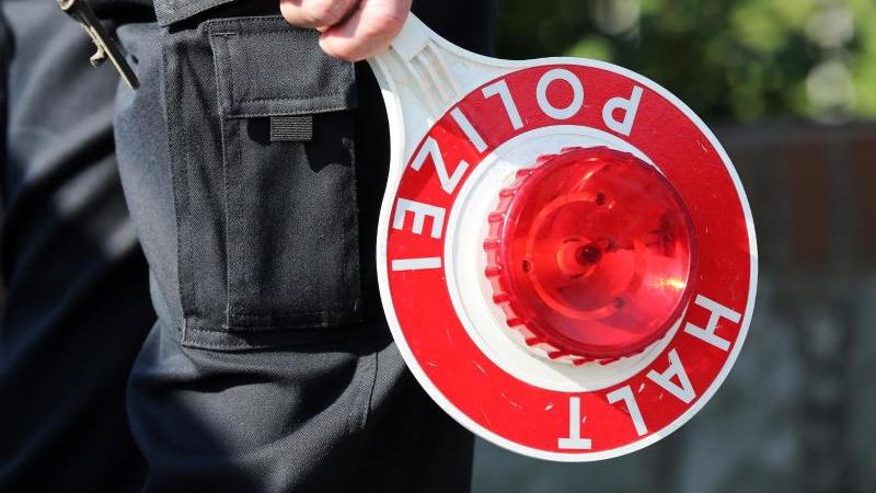Reisebus in desolatem Zustand gestoppt Polizeikelle