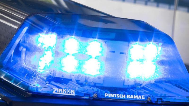 Motorradfahrer prügelt mit Helm auf Polizisten ein Blaulicht