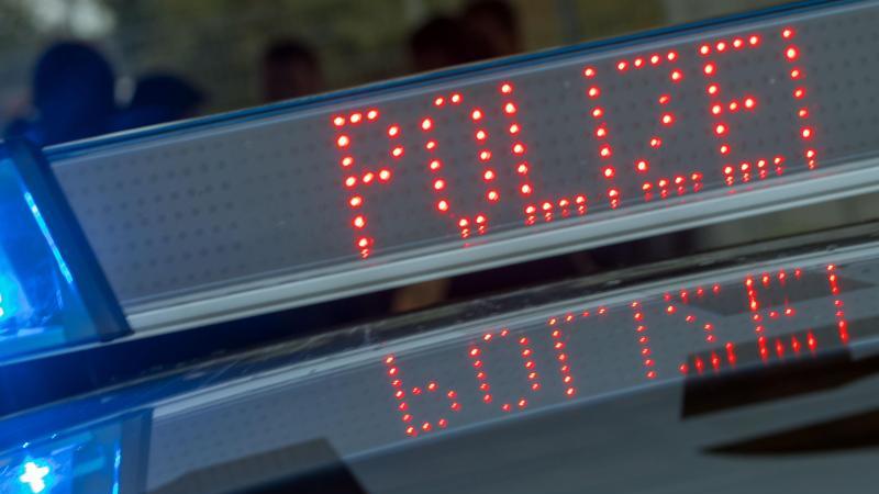 Messerattacke auf 31-Jährige: Ehemann festgenommen Blaulicht und Schriftzug «Polizei»