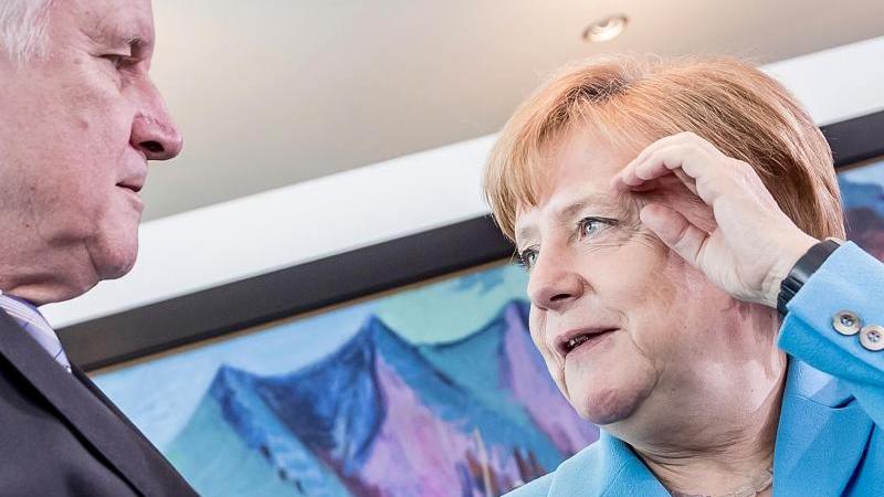 Waigel mahnt Merkel und warnt vor Bruch der Unionsfraktion Angela Merkel spricht mit Horst Seehofer