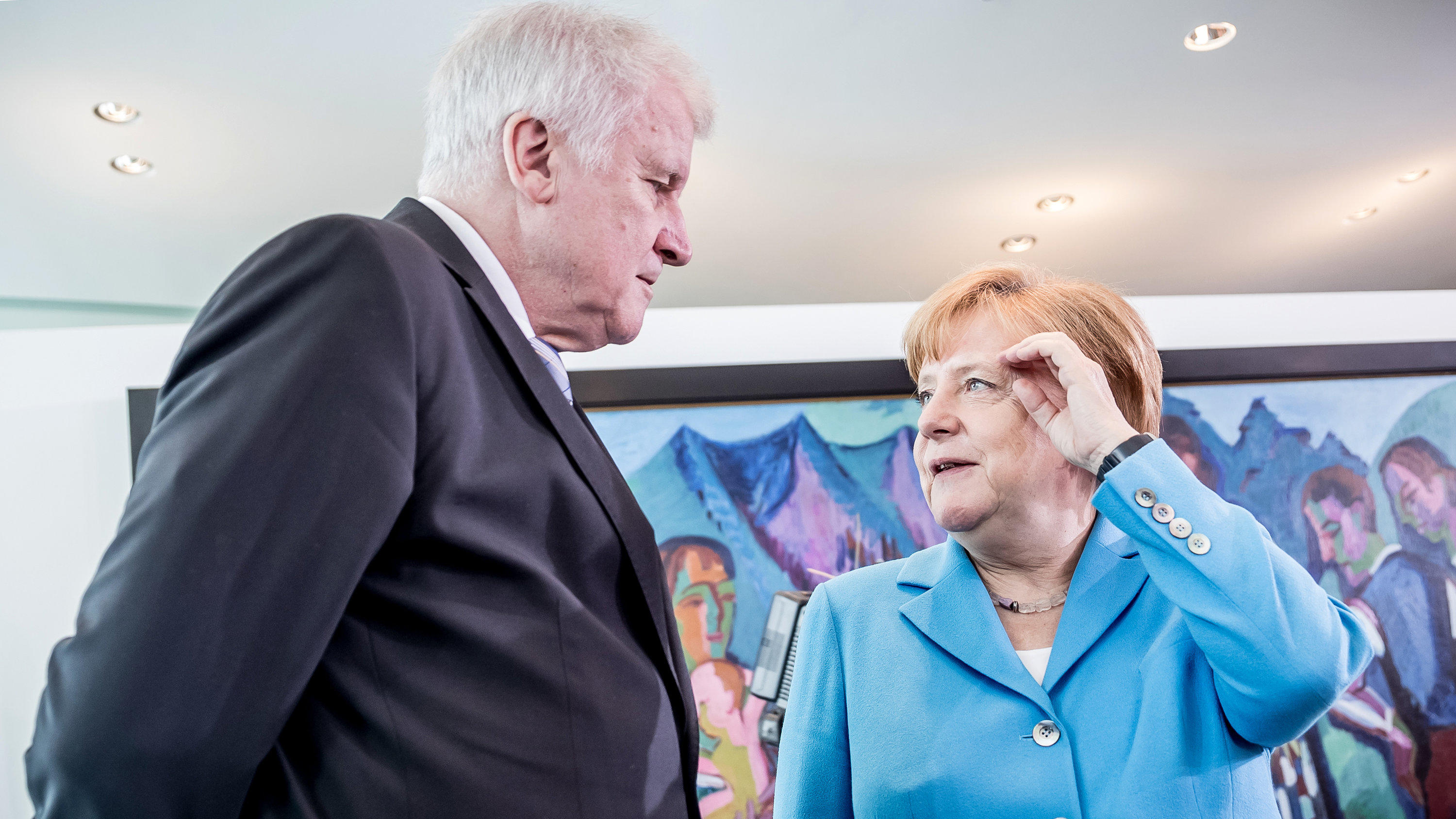 Asylstreit: Seehofer droht Merkel mit Alleingang 13.06.2018, Berlin: Bundeskanzlerin Angela Merkel (CDU) spricht mit Horst Seehofer (CSU), Bundesminister für Inneres, Heimat und Bau, vor Beginn der Sitzung des Bundeskabinetts im Kanzleramt. Foto: Michael Kappeler/dpa +++ dpa-Bildfunk +++