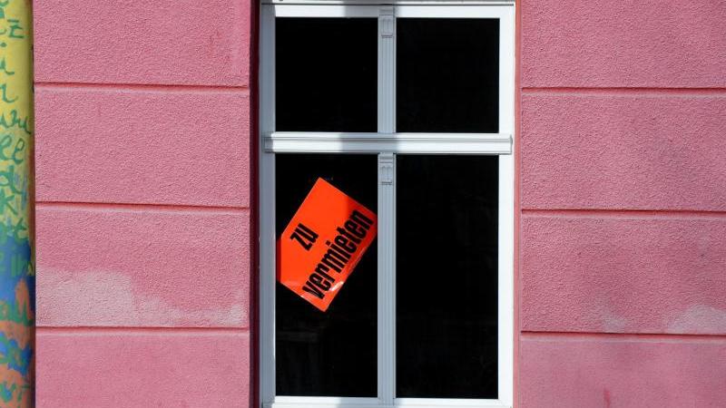 Stuttgart sucht Wege aus Wohnungsnot: Debatte und Demo Fassade und Fenster einer Wohnung mit Schild «zu vermieten»