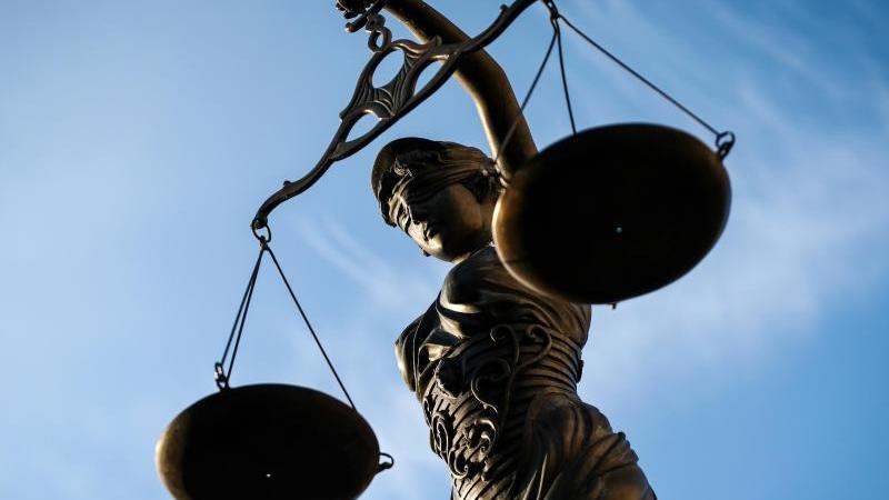 Messerangriff: Angeklagter spricht von Leidensdruck Justitia