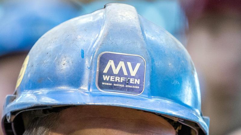 MV Werften im Finanzausschuss: Gutachter berichtet Mann mit Helm