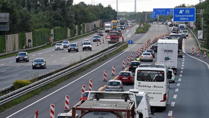 Entspanntes Wochenende auf Autobahnen vor Sommerferien Baustelle auf einer Autobahn
