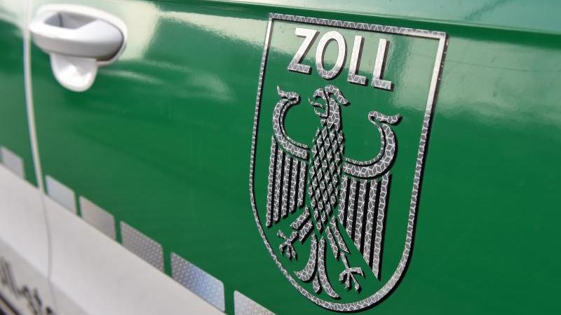 Zoll kontrolliert Hotels und Gaststätten Auf einem Fahrzeug klebt das Wappen des Zolls